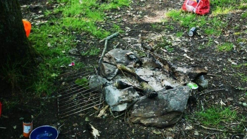 A picture of disgarded rubbish in the Lake District