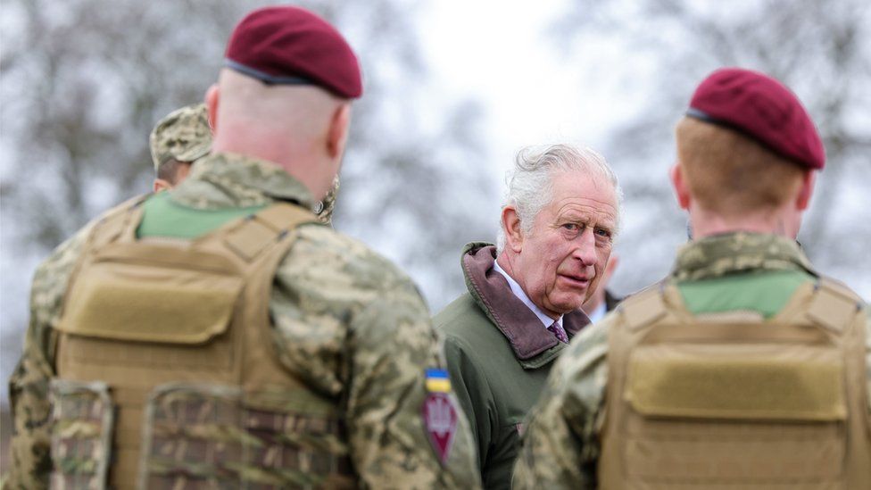 König Karl im Gespräch mit Soldaten