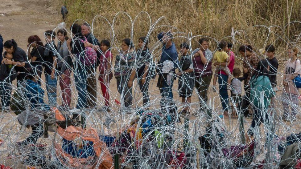 Migrants near razor fencing in Texas
