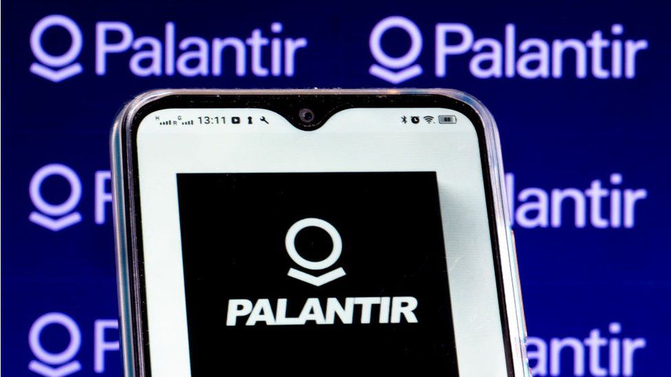 Логотип Palantir Technologies Inc отображается на экране смартфона
