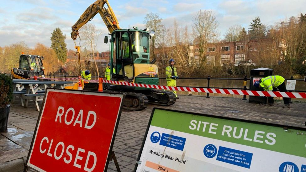 River Severn flood barriers set up in Bewdley - BBC News