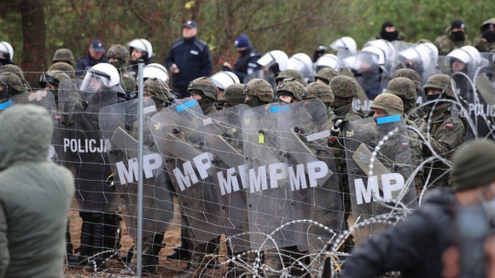 Польские войска и пограничники со щитами не дают мигрантам въехать в страну