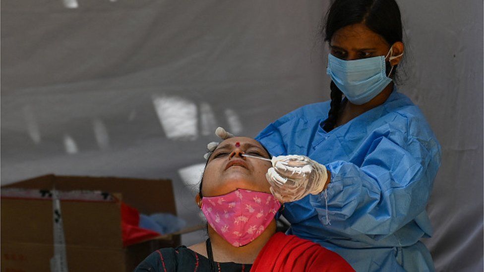 Женщина проходит тестирование в больнице Мумбаи на Covid-19