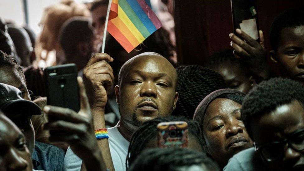 Члены и сторонники сообщества ЛГБТК слушают вердикт Верховного суда Милимани об отмене законов, криминализирующих гомосексуальность, в Найроби, Кения, 24 мая 2019 г.