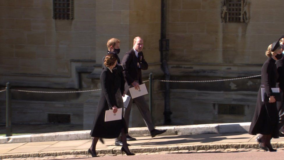Герцог и герцогиня Кембриджские и герцог Сассекский беседуют после службы