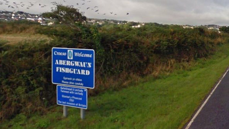 Roedd yr arwydd yn Abergwaun