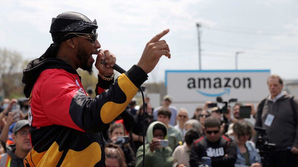 Организатор профсоюза Amazon (ALU) Кристиан Смоллс выступает на предприятии Amazon во время митинга в Статен-Айленде, Нью-Йорк, США, 24 апреля 2022 г.