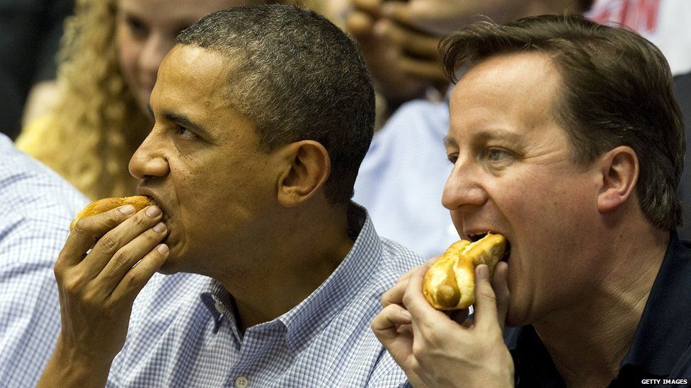 Барак Обама и Дэвид Кэмерон едят хот-доги на баскетбольном матче