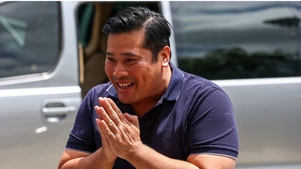 Вачараесорн Вивачаравонгсе, 42 года, второй старший сын короля Таиланда Маха Ваджиралонгкорна, прибыл в Фонд по уходу за детьми из трущоб, поддерживаемый королевской семьей, в Бангкоке, Таиланд, 8 августа 2023 года.