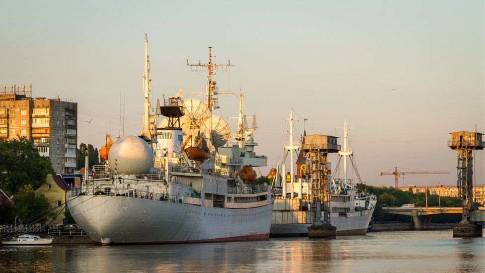 Barcos en el puerto fluvial de Kaliningrado al atardecer