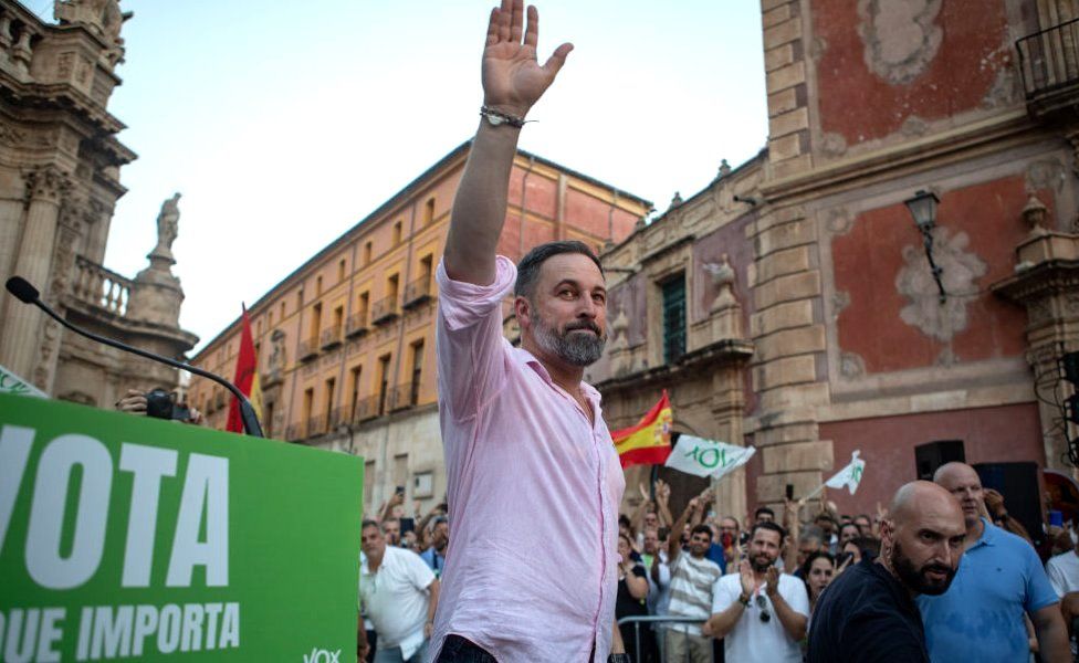 Лидер испанской ультраправой партии Vox Сантьяго Абаскаль машет рукой своим сторонникам в конце своего митинга в Мурсии, Испания, 20 июля 2023 г.