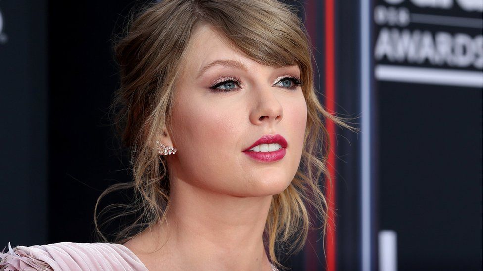 Shawn Mendes feels need to 'prove' he's not gay - BBC News