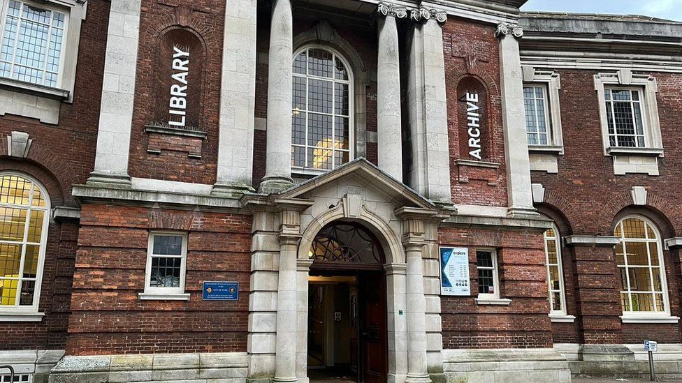 York: Row over proposed £600,000 cuts to library services - BBC News