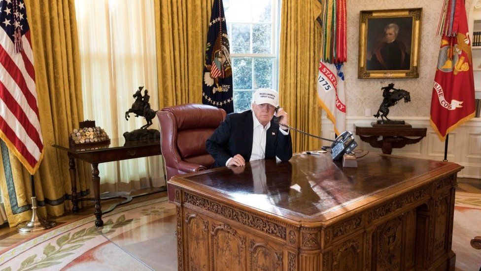 Donald Trump stă în biroul oval