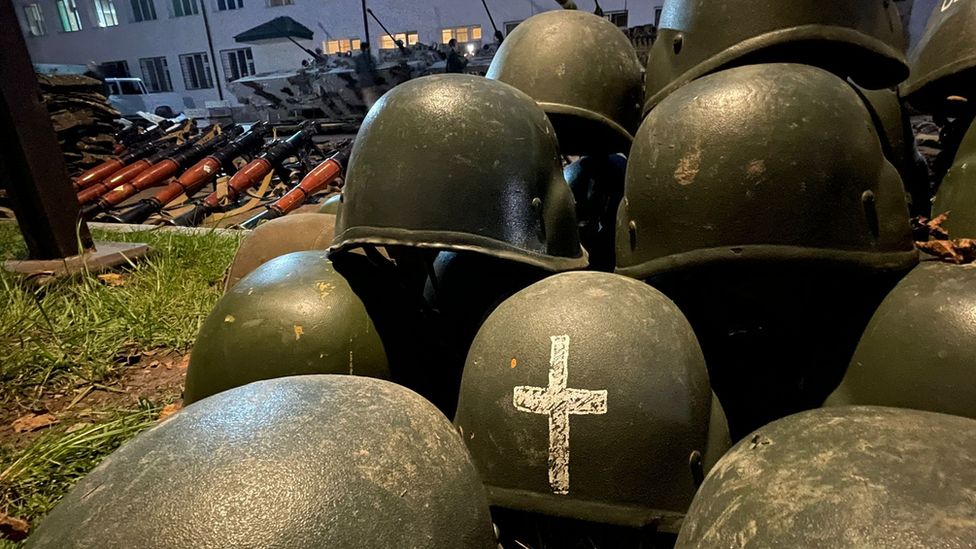 Шлемы и РПГ, отобранные у армянских сепаратистов