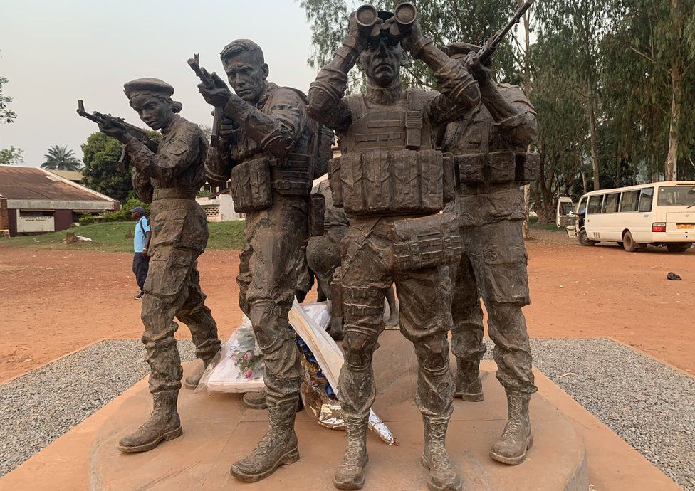A statue of soldiers