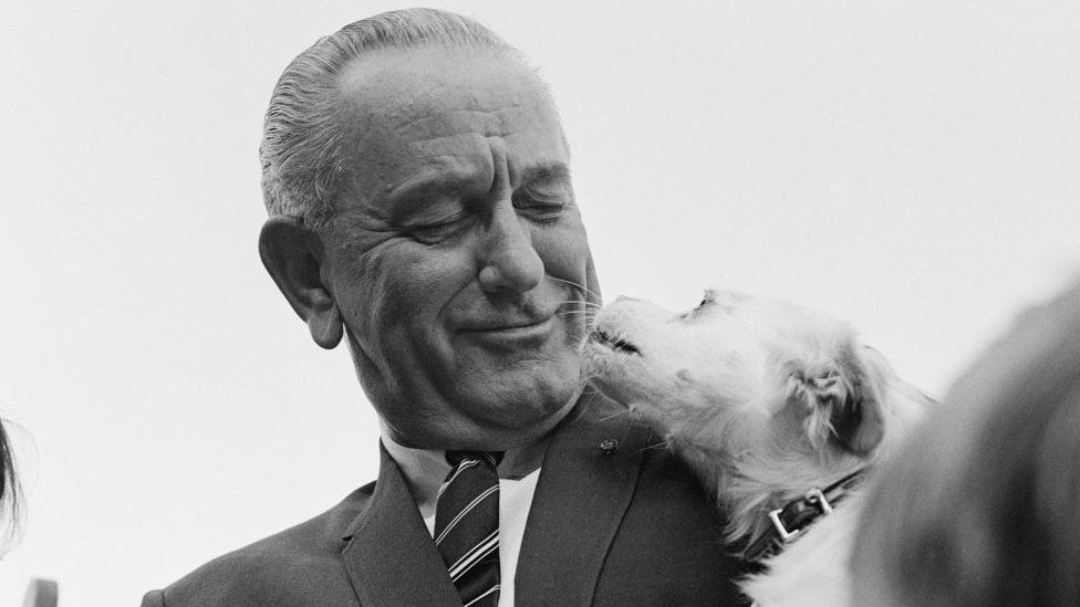 Президент Линдон Б. Джонсон со своей собакой Юки