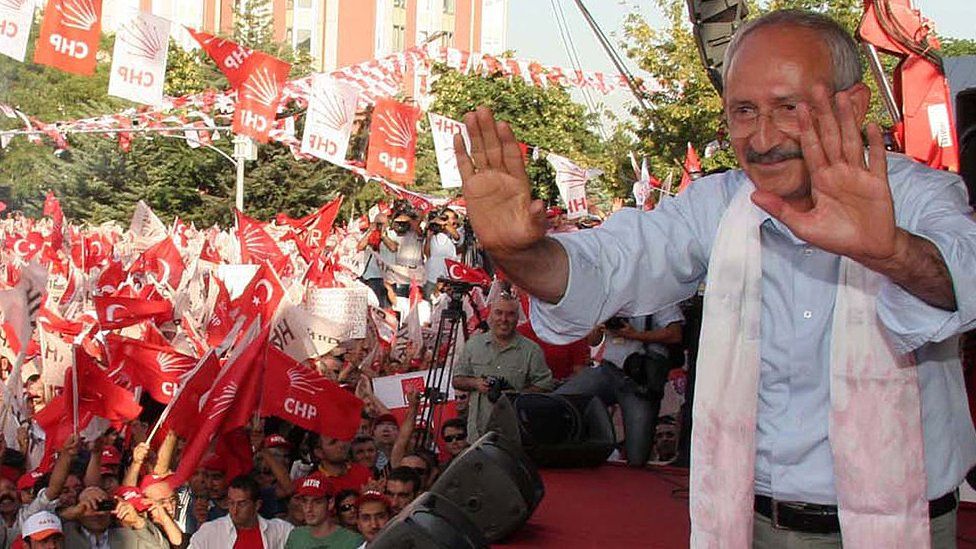 Кемаль Киличдароглу, лидер Народно-республиканской партии (НРП), главной оппозиционной партии Турции, жестикулирует во время митинга в Анкаре 5 сентября 2010 г.