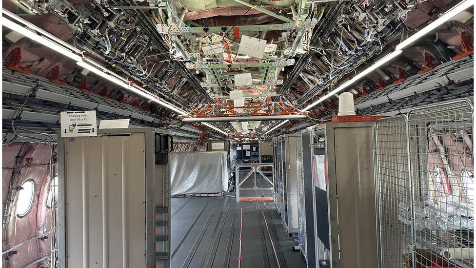 Внутри корпуса для самолета Airbus с технологической проводкой