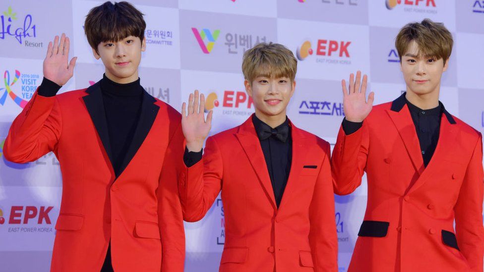 Мунбин из Astro (справа) на 26-й церемонии вручения наград High1 Seoul Music Awards в Jamsil Arena 19 января 2017 года в Сеуле, Южная Корея.