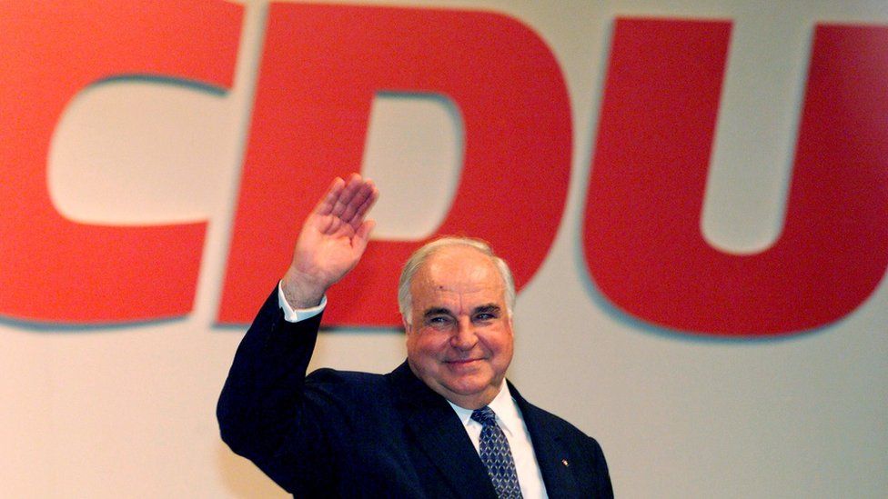 Helmut Kohl waves to supporters in Dortmund (August 1998)