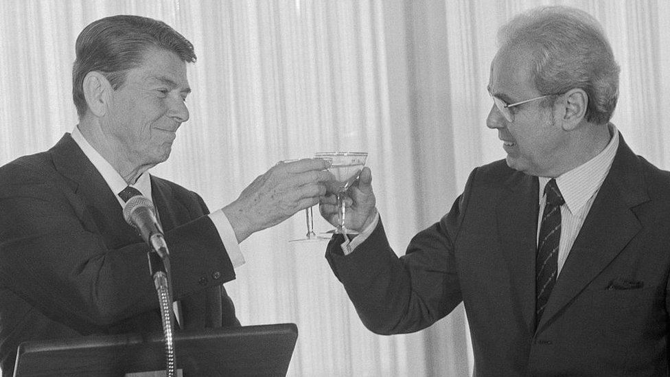 Pérez de Cuéllar toasts with US President Ronald Reagan