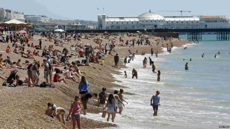 In Pictures: Heatwave hits Britain - BBC News