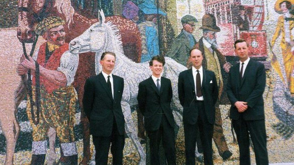 Creato dall'artista Kenneth Budd nel 1966, il mosaico murale raffigura la secolare usanza del commercio di cavalli nella zona.