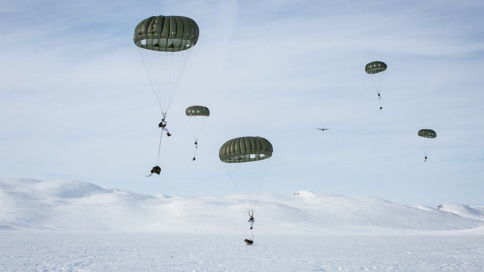 Jegertroppen troops in parachute training