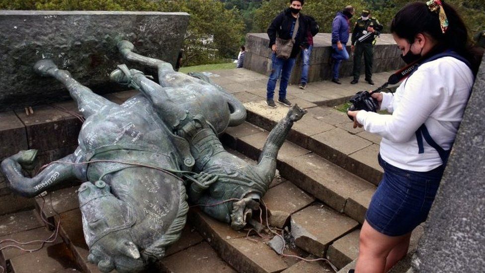 People take pictures of the toppled Sebastián de Belalcázar statue in Popayán, Colombia. Photo: 16 September 2020