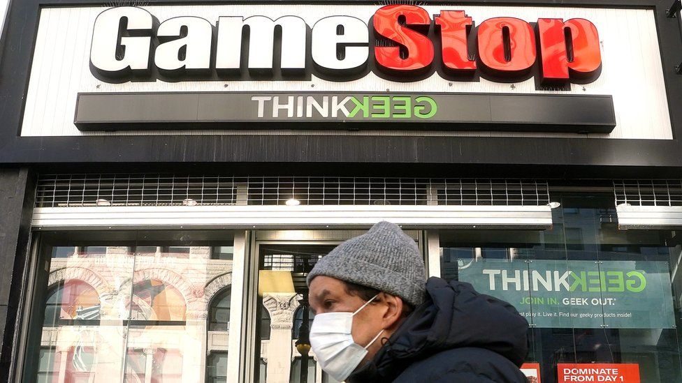 Человек проходит мимо GameStop в районе Манхэттена Нью-Йорка, Нью-Йорк, США, 29 января 2021 г.