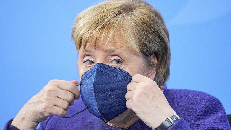 Канцлер Германии Ангела Меркель надевает маску, когда она принимает участие в пресс-конференции в Федеральной канцелярии после видеоконференции с главами 16 государств страны, посвященной росту числа случаев коронавирусной болезни (COVID-19), в Берлине, Германия. , 18 ноября 2021 г.