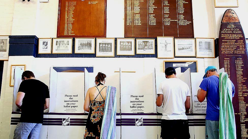 Австралийцы идут на избирательные участки, чтобы проголосовать в субботу, 21 мая