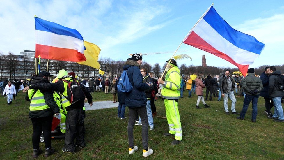 Люди протестуют против ограничений Covid-19 в Гааге, Нидерланды, 14 марта 2021 года