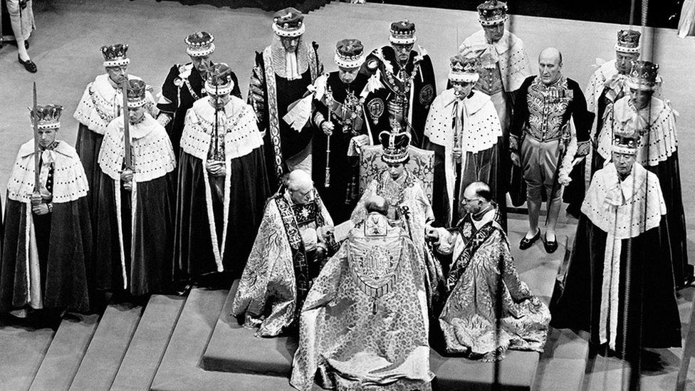 La reina en su coronación en 1953