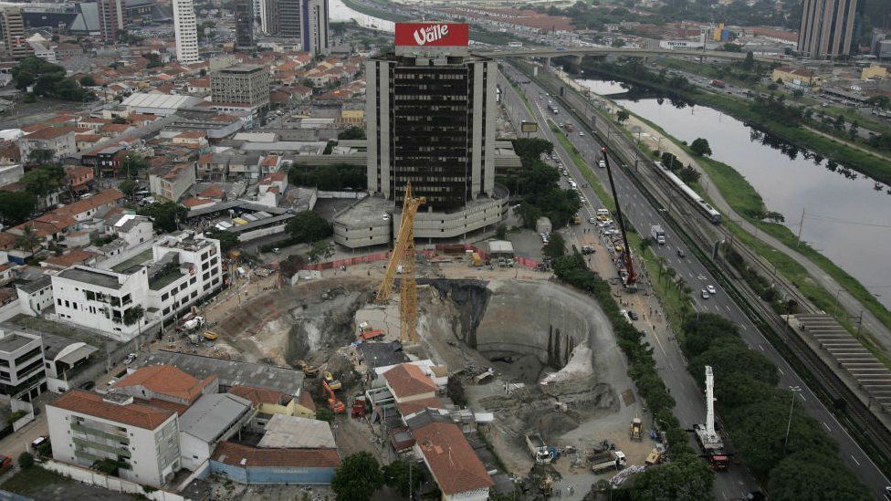 General view showing the huge crater at the collapsed 'Pinheiros' subway station in Sao Paulo, Brazil, 15 January 2007