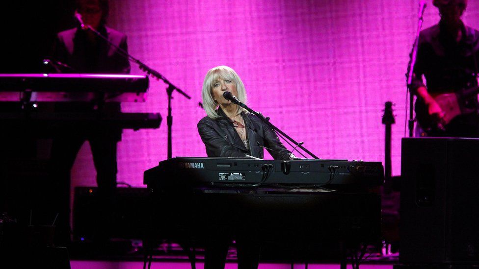 Christine McVie performon në koncert me Fleetwood Mac në Qendrën SAP më 25 nëntor 2014