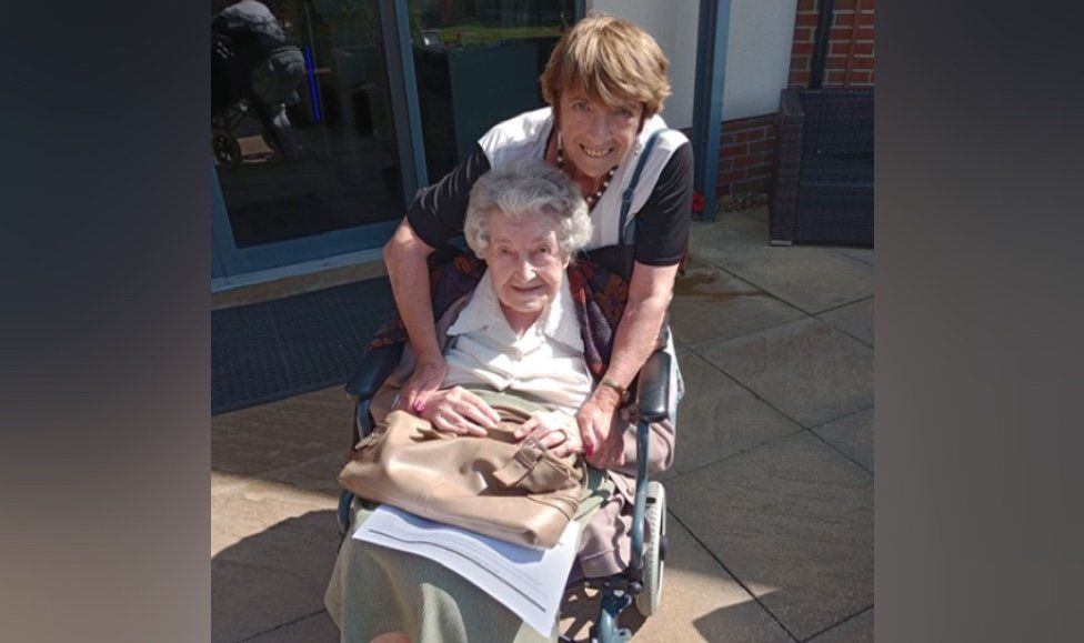 Ivy Ashwell with daughter Gloria Chapman