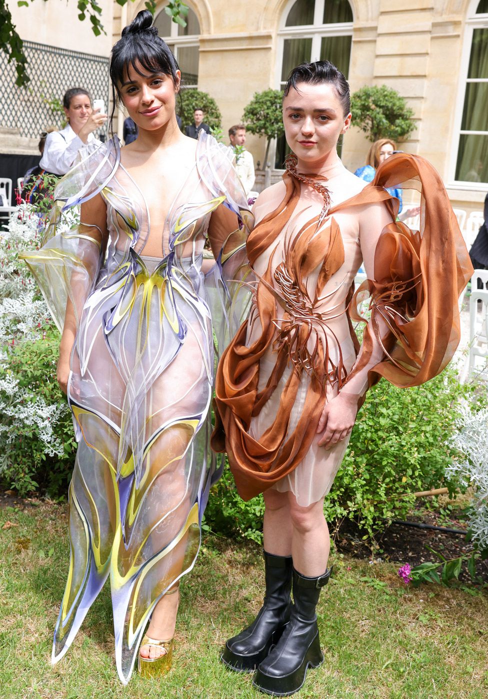 Maisie Williams y Camila Cabello asisten al desfile de Alta Costura Otoño/Invierno 2023/2024 de Iris Van Herpen en el marco de la Semana de la Moda de París el 03 de julio de 2023