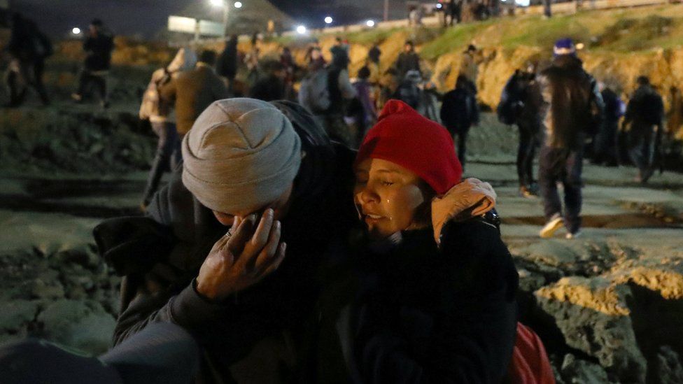 Migrantes después del ataque de los agentes fronterizos con gas lacrimógeno.