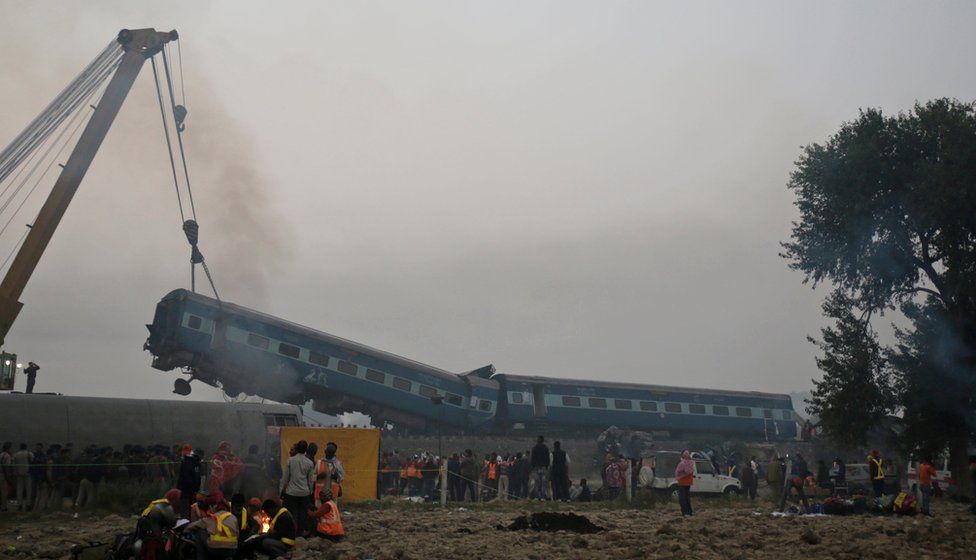 Спасатели работают на месте после того, как 14 вагонов ночного пассажирского поезда сошли с рельсов возле деревни Пухраян в районе Канпур-Дехат северного индийского штата Уттар-Прадеш, Индия, понедельник, 21 ноября 2016 г.