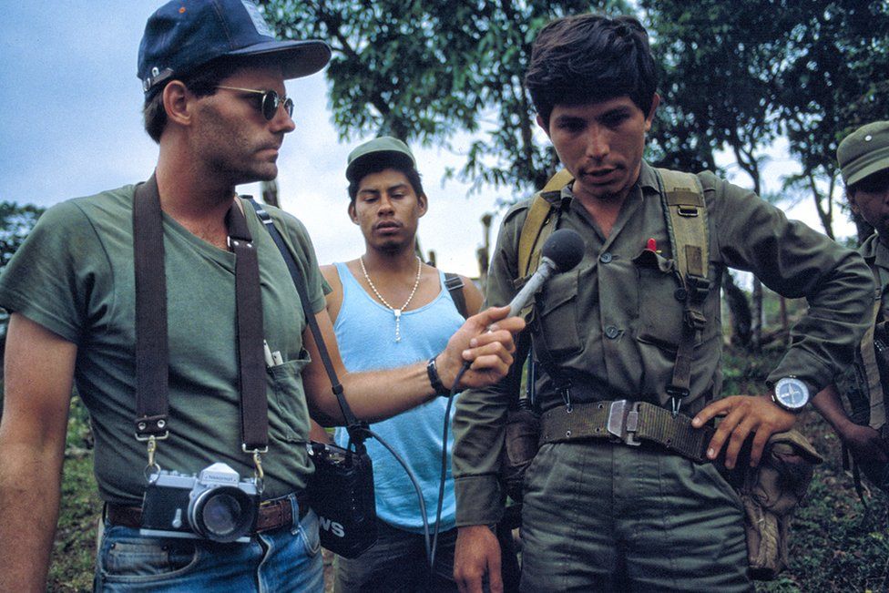 Scott Wallace (izquierda) trabajando en los frentes de guerra, Nicaragua, 1984. Foto por Bill Gentile.