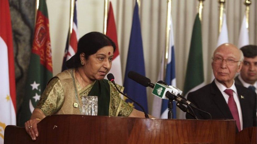 Indian Foreign Minister Sushma Swaraj speaks to media with Advisor to Prime Minister for Foreign Affairs Sartaj Aziz at the foreign ministry in Islamabad, Pakistan, 9 December 2015
