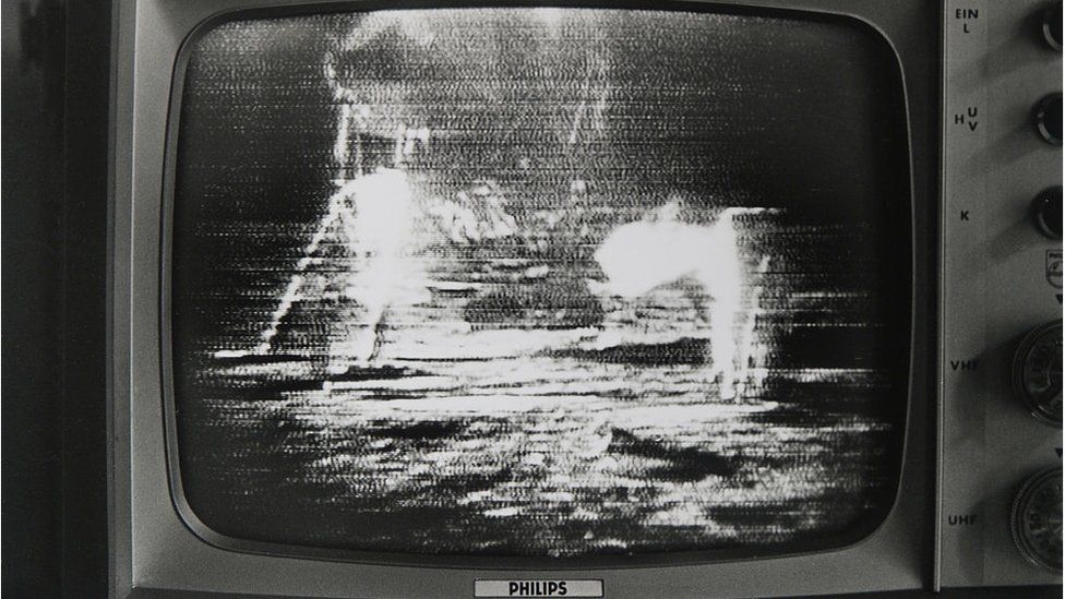 Aterrizaje en la Luna en una pantalla de televisión el 21 de julio de 1969.