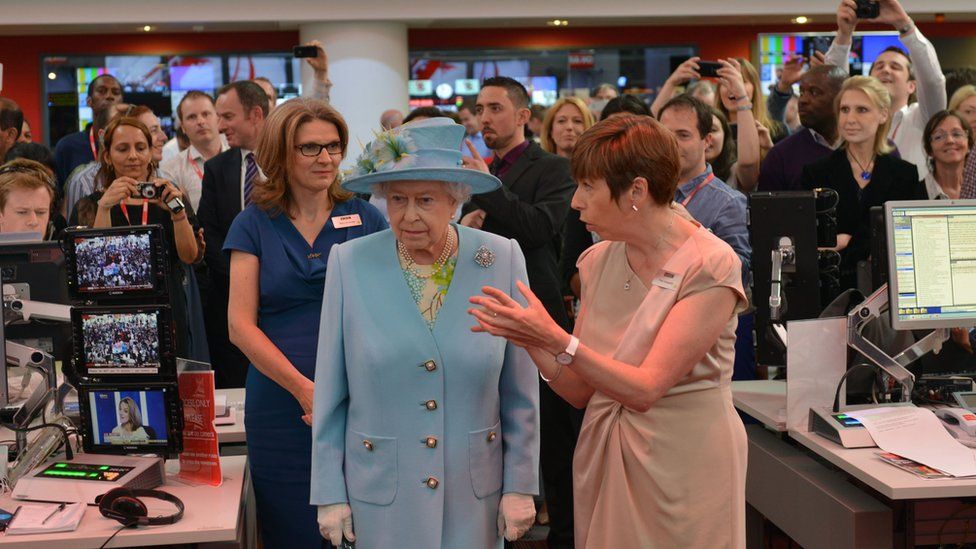 Фрэн Ансуорт проводит для королевы Елизаветы II экскурсию по BBC Broadcasting House
