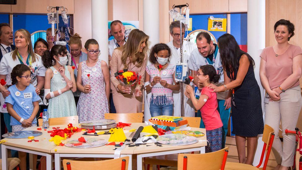 US First Lady Melania Trump (C) poses with patients and staff members as she visits the Queen Fabiola children's hospital, on the sidelines of the NATO (North Atlantic Treaty Organization) summit, on May 25, 2017, in Brussels.