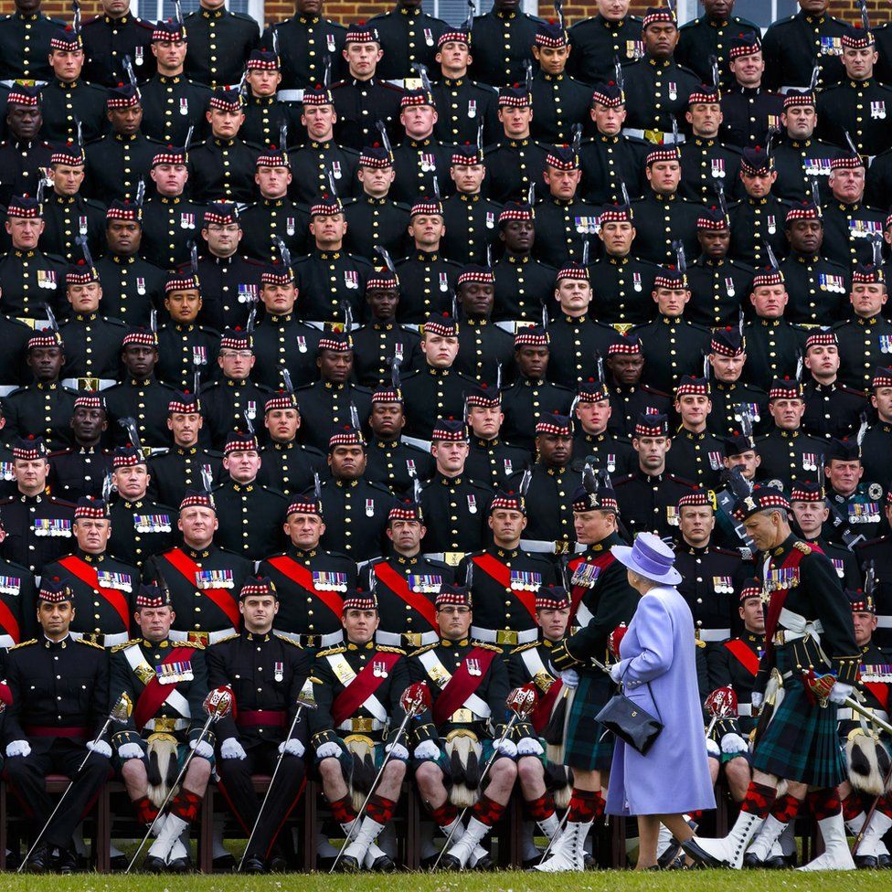 Королева Елизавета II присоединяется к горцам Аргайл и Сазерленд, 5-му батальону Королевского полка Шотландии (5 шотландцев) для групповой фотографии во время ее визита в казармы Хоу в Кентербери, Кент
