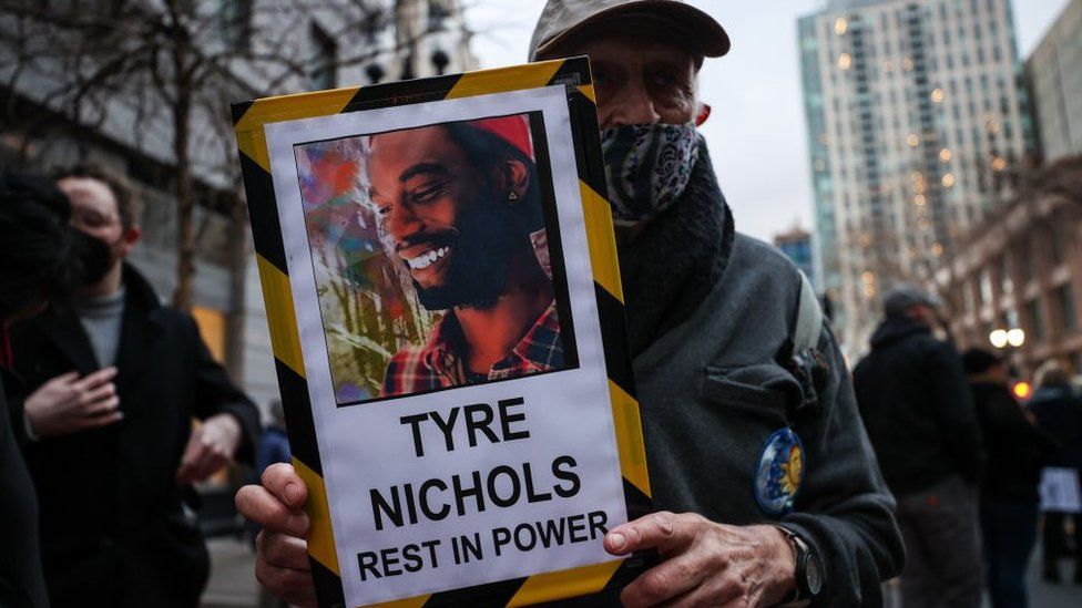 Фотография протестующего в Окленде с плакатом «Тайр Николс покойся у власти»