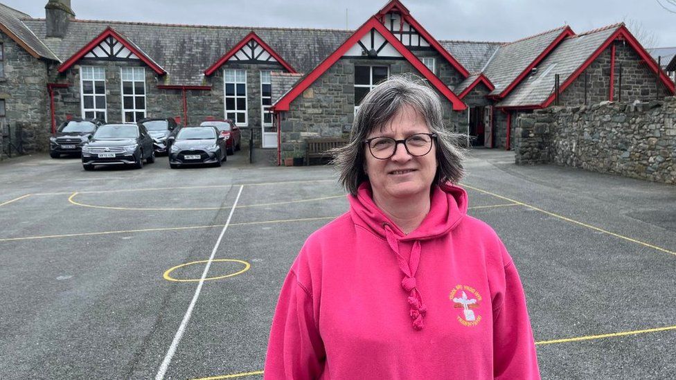 Gwynedd: Pentref yn galw am ailagor pont droed bwysig - BBC Cymru Fyw