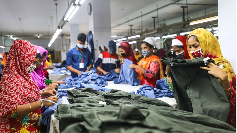 рабочие проверяют джинсы на бангладешской фабрике